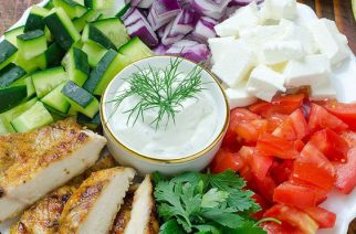 Kurczak gyros z sosem tzatziki